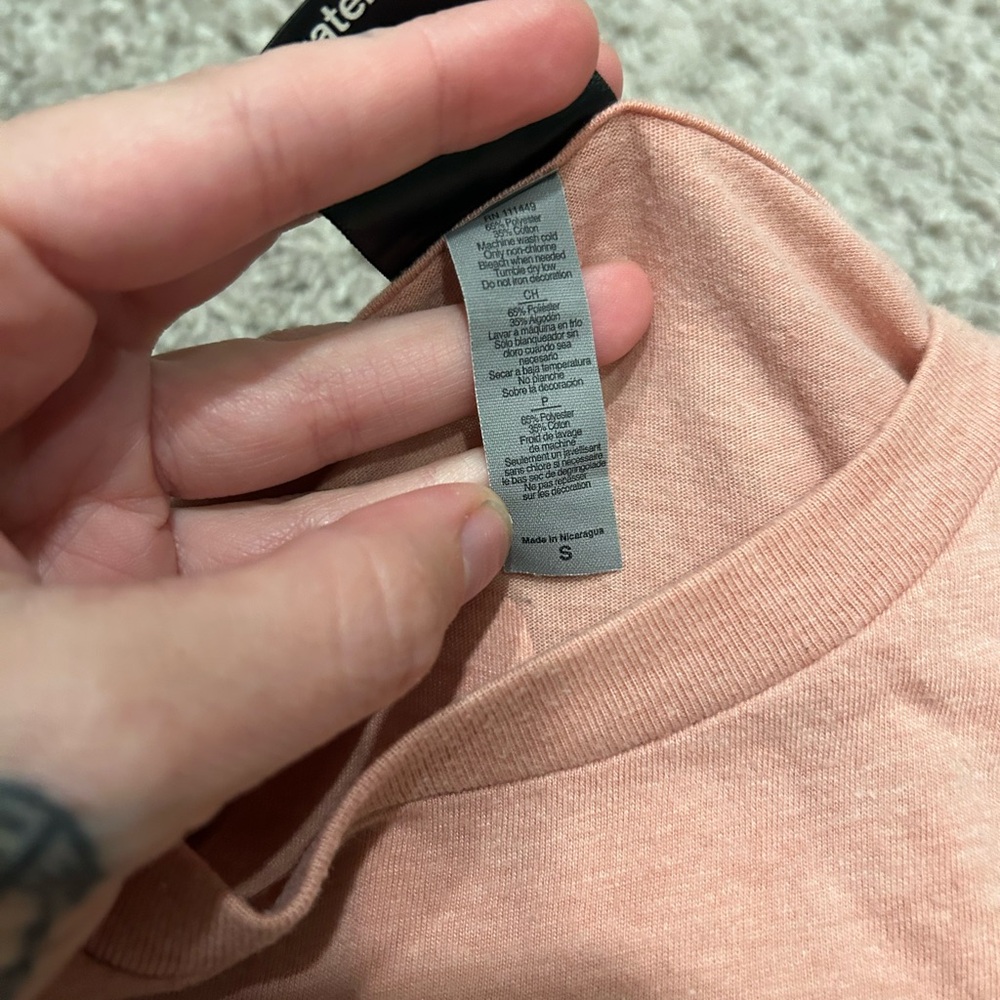 Santa Cruz Peach Graphic T-Shirt- small- crop top - Picture 4 of 5